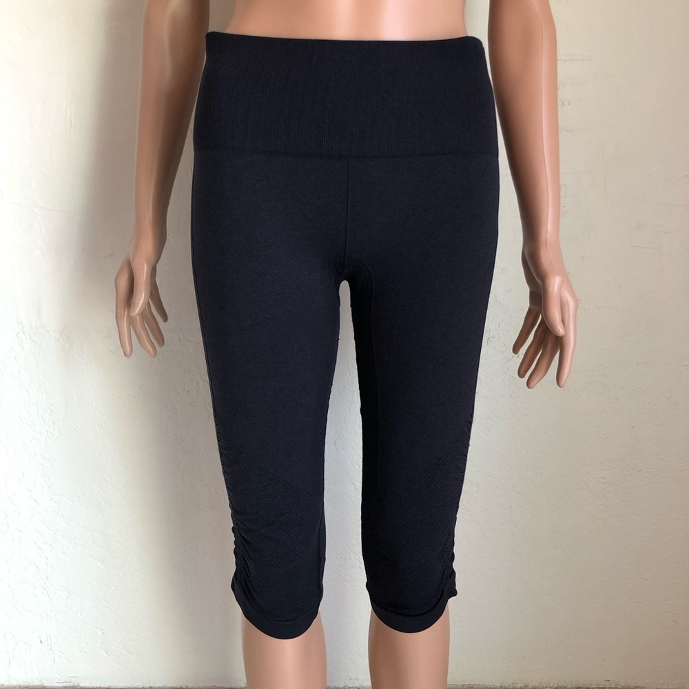 Lululemon Athletica Women’s Size 8(M) Dark Grey Cropped Seamless Capri Leggings